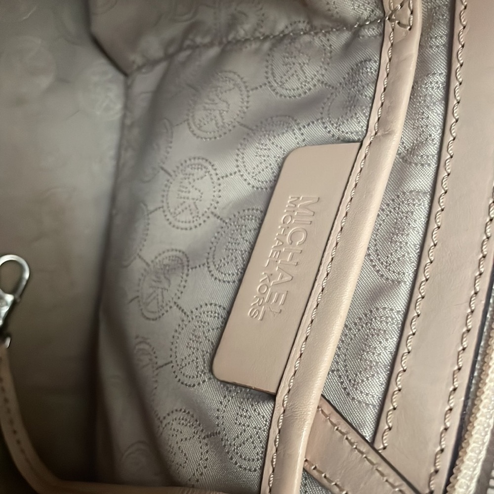 🎉2X Host Pick🎉 Large Michael Kors Metallic tote - Picture 5 of 9